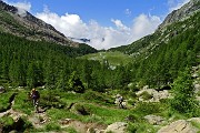 25 Saliamo accanto allo scrosciante torrente